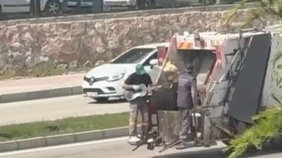Elazığ'da temizlik işçisinin eğlenceli anları: Çöpte bulduğu gitarla ritim tuttu