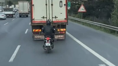 İstanbul'da motosikletlinin tehlikeli yolculuğu: Tek bacağını altına alıp yolculuk yaptı
