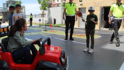 Şırnak'ta öğrenci trafik polisi oldu, yayaya yol vermeyen sürücüye ceza kesti