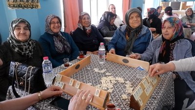Edirne'de kıraathane kapısı kadınlara açıldı: Sohbet edip okey oynandı