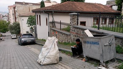 Samsun'da kağıt toplayıcısı çocuğun konteyner başında ders çalışması duygulandırdı