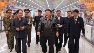 Silah fabrikalarını denetleyen Kim Jong-Un hedefe atış yaptı