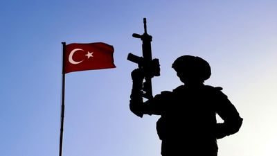 Mehmetçik teröristlerin inlerine giriyor: 4 odalı mağarada ele geçirilenler