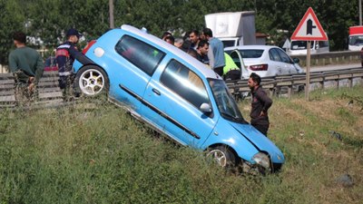 Sakarya'da otomobil, bariyerlerin üzerinde sürüklendi