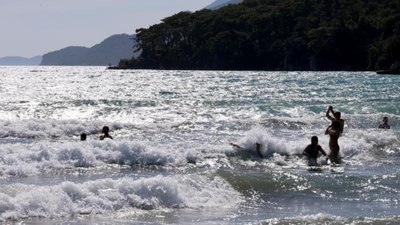 Muğla'da azgın dalgalar arasında yüzdüler