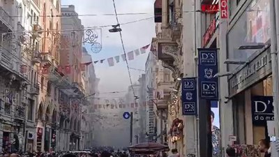 İstanbul'un her yerinden dumanlar görüldü! İstiklal Caddesi'nde mağaza yangını