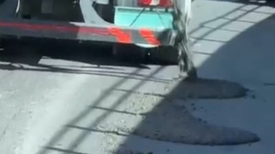 Büyükçekmece'de beton mikseri yola beton dökerek ilerledi