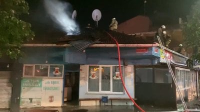 İstanbul'da 4 iş yerinin olduğu bina alev alev yandı