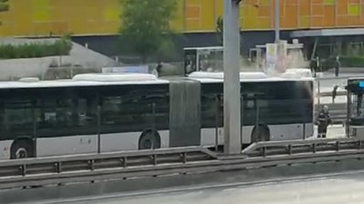 Beylikdüzü’nde metrobüsten dumanlar yükseldi