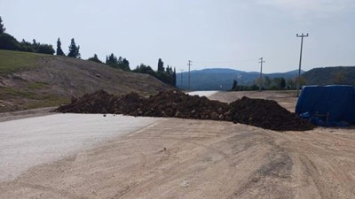 Yolu kapatan müteahhit, sürücülere sıkıntı yaşattı