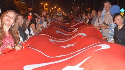 Şırnak'ta 300 metrelik Türk bayrağı ile gençlik yürüyüşü