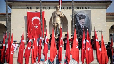 19 Mayıs'ta bağımsızlık ateşi yakıldı: Atatürk’ü Anma, Gençlik ve Spor Bayramı tüm yurtta kutlanıyor