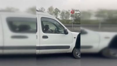 İstanbul'da bir sürücü trafikte direksiyon başında zurna çaldı