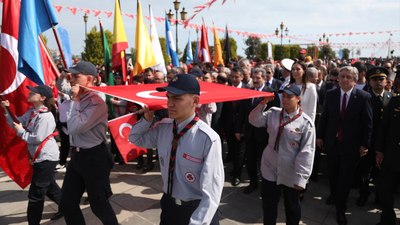 Samsun'da Atatürk'ü temsil eden bayrak karaya çıktı