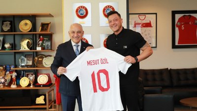 Mesut Özil'den TFF Başkanı Mehmet Büyükekşi'ye ziyaret