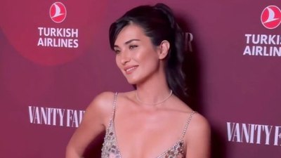 Tuba Büyüküstün Cannes 'a gitti! Tarzı şaşırttı