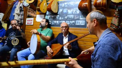Bursa'da Aşıklar Kahvesi'nde 69 yıldır sadece saz çalınıp türkü söyleniyor