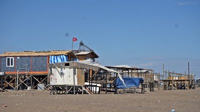 Antalya sahilindeki çardakların son yaz tatili