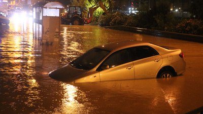 Hatay'da caddeler göle döndü, araçlar suya gömüldü