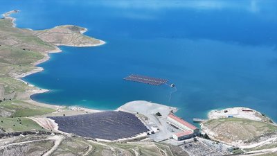 Türkiye'nin ilk yüzer güneş enerjisi santrali