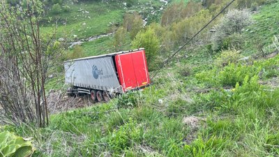 Ardahan'da virajı alamayan tır şarampole yuvarlandı