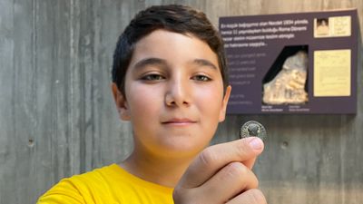 Çanakkale'de bir çocuk 2 bin yıllık sikke buldu