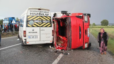 Konya'da devrilen kamyon minibüsle çarpıştı: 14 yaralı