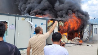 Osmaniye'de depremzedelerin kaldığı 8 konteynerde yangın