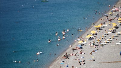Antalya'da sıcak hava vatandaşları bunalttı, sahiller doldu
