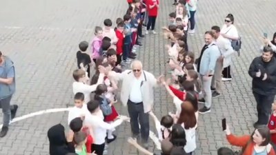 Trabzon'da 45 yıllık sınıf öğretmenine veda programı