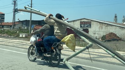 Aksaray'da motosiklette borularla tehlikeli yolculuk