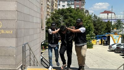 Eskişehir'de polisi görünce kaçtı: Aracından 1 kilogram uyuşturucu çıktı