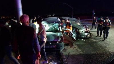 Malatya'da hafif ticari araçlar çarpıştı: 1 ölü 4 yaralı