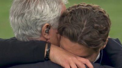 Jose Mourinho, Edin Terzic'i sarılarak teselli etti