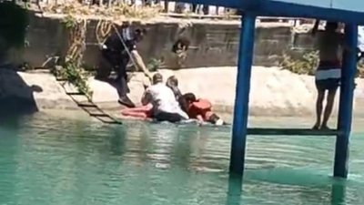 Adana’da boğulmak üzere olan genci polis ile vatandaşlar kurtardı