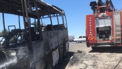 Şanlıurfa'da polisleri taşıyan midibüs yandı