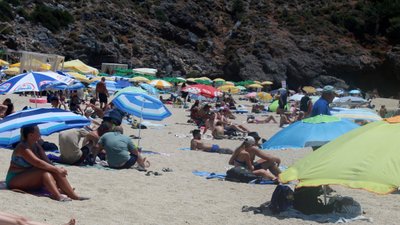Alanya'da hava sıcaklığı 33 dereceye yükselince Damlataş Plajı doldu