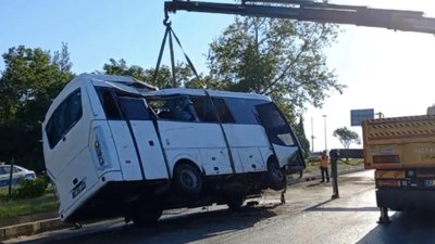 Antalya'da servis midibüsü devrildi: 1 ölü, 7 yaralı
