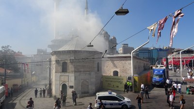 Taksim Meydanı'nda yangın: Patlayan boyalar paniğe neden oldu