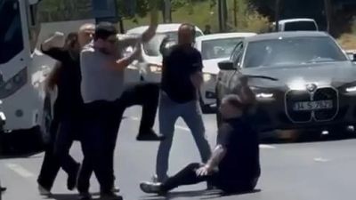 İstanbul'da sürücülerin coplu tekmeli yol kavgası