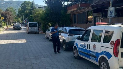 Sakarya'da arkadaşının bacağından vurduğu genç araçtan atladı