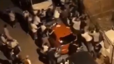 İstanbul'da iki grup arasında kavga çıktı: Arabaların üzerine çıkıp saldırdılar