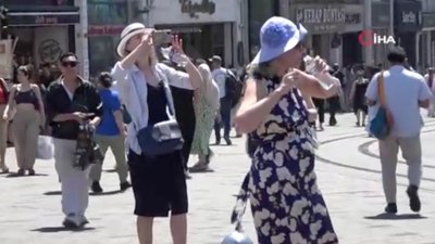 Yerli ve yabancı turistler sıcak havaya rağmen Taksim’e akın etti