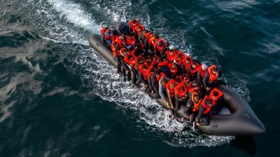 Göçmenleri İngiltere'ye taşıyan bot alabora oldu