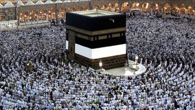 Milyonlarca Müslüman Kabe’de cuma namazında buluştu