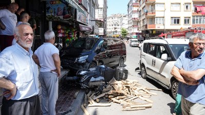 İstanbul'da alkollü sürücü yol kenarındaki araçlara çarptı: 1 kişi canını zor kullandı