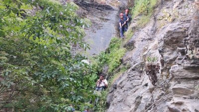 Manisa'da akrabalarından kaçarken uçurumdan düştü