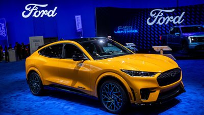 Ford, uygun fiyatlı elektrikli otomobil üretmek için rakiplerden çalışan topluyor