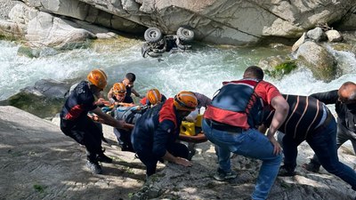 Rize'de UTV sürücüsü dereye düştü