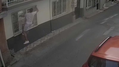 İzmir'de balkona tırmanarak hırsızlık yapan şahıs polisten kaçamadı
